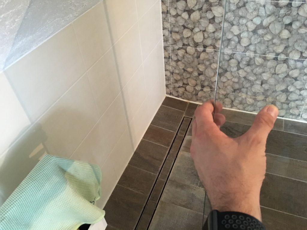 Dusche mit Luftspalt. Glas schließt nicht komplett ab